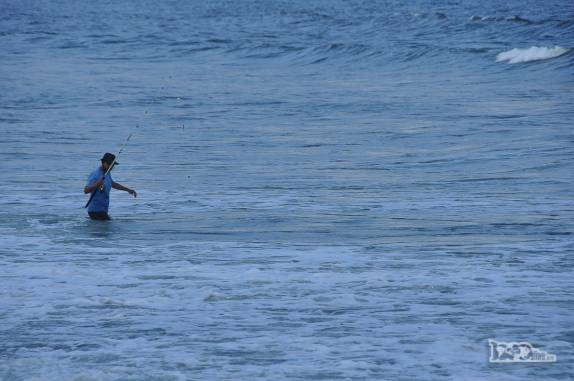 Pescador em praia de Guaratuba, no litoral do Paraná